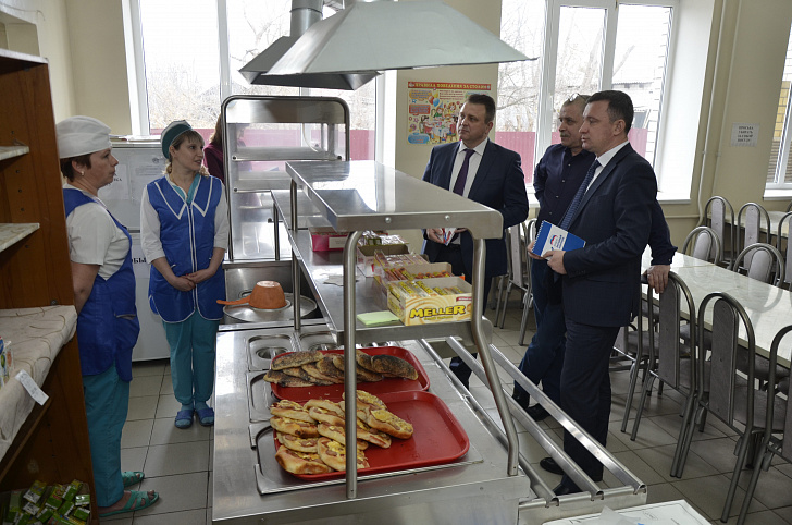 Депутаты Волгоградской областной Думы взяли на контроль организацию в школах горячего питания